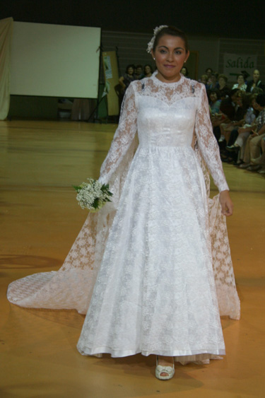 Blanca y radiante va la novia...