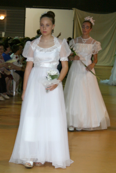 Blanca y radiante va la novia...