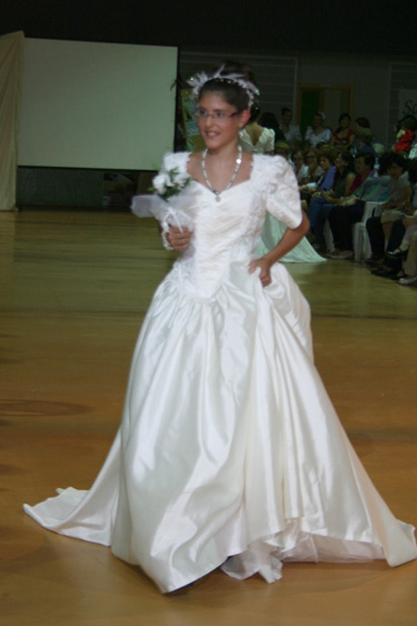 Blanca y radiante va la novia...