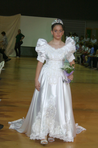Blanca y radiante va la novia...