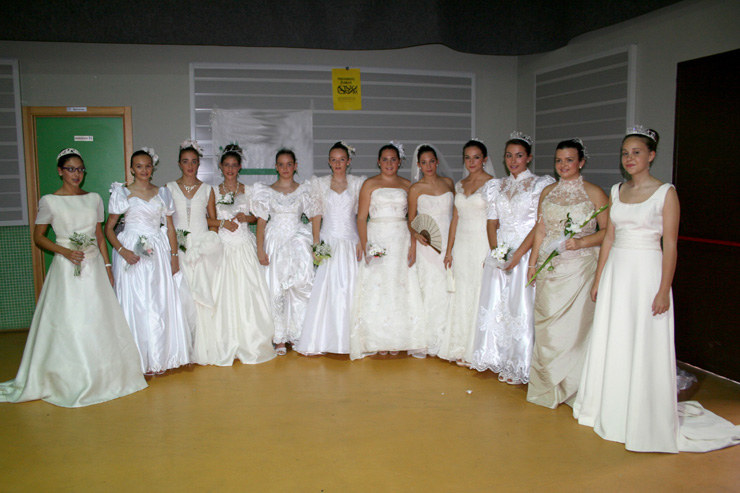 Blanca y radiante va la novia...