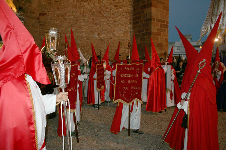 El Jueves Santo de Membrilla llena de colores cofrades las calles y estrena paso a costal