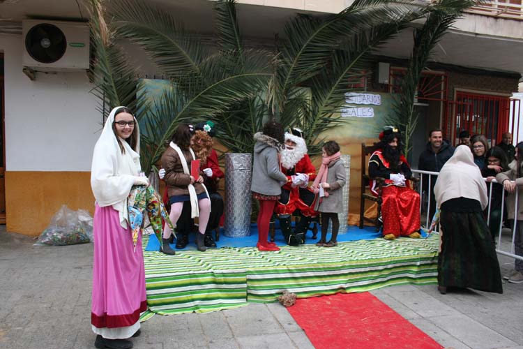 Los alumnos de 4º de la ESO arman el Belén en la Plaza del Azafranal