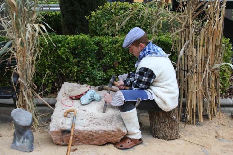 Los alumnos de 4º de la ESO arman el Belén en la Plaza del Azafranal