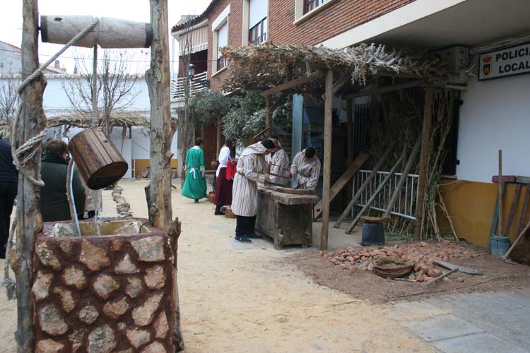 Los alumnos de 4º de la ESO arman el Belén en la Plaza del Azafranal