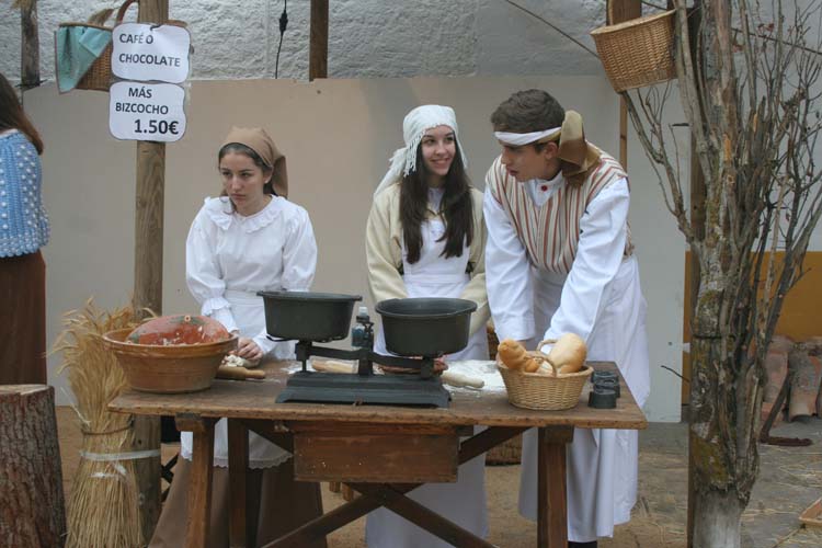 Los alumnos de 4º de la ESO arman el Belén en la Plaza del Azafranal