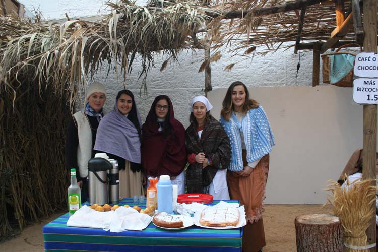 Los alumnos de 4º de la ESO arman el Belén en la Plaza del Azafranal