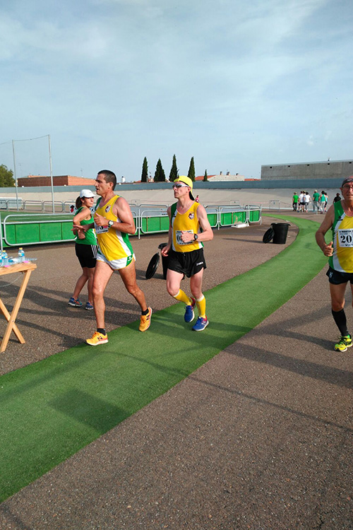 Los atletas locales Joaquín Lozano y Manuel Jiménez terminan con éxito los 50 km solidarios en pista
