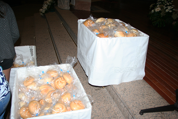 La devoción a san Antonio de Padua y la tradición del pan de los pobres vuelven a llenar el templo parroquial de Membrilla