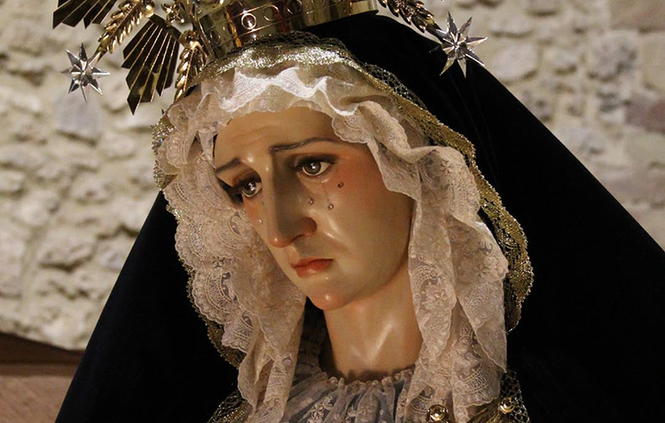 La Virgen de la Esperanza viste por primera vez de luto en el mes dedicado a los difuntos