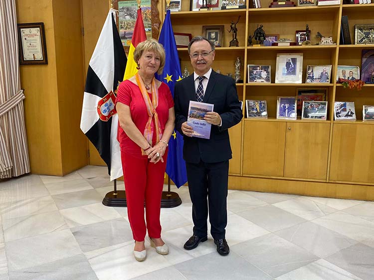 Isabel Villalta ha derramado la poesía de “Ceuta bella” por esta ciudad, Granada y Puertollano, y continúa otras rutas