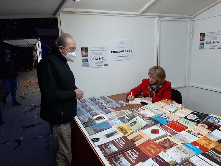 Firma de ejemplares en la Feria del Libro de Puertollano