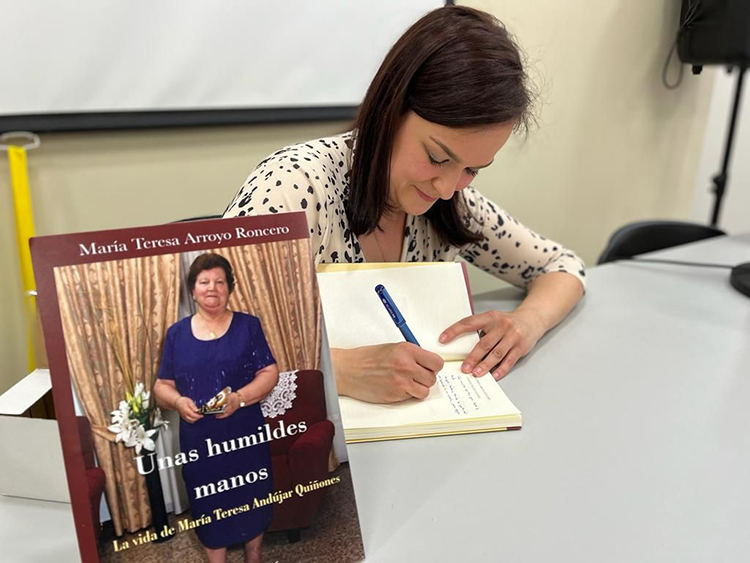 Emotivo encuentro con María Teresa Arroyo Roncero para conocer los detalles de su libro “Unas humildes manos. La vida de María Teresa Andújar Quiñones”