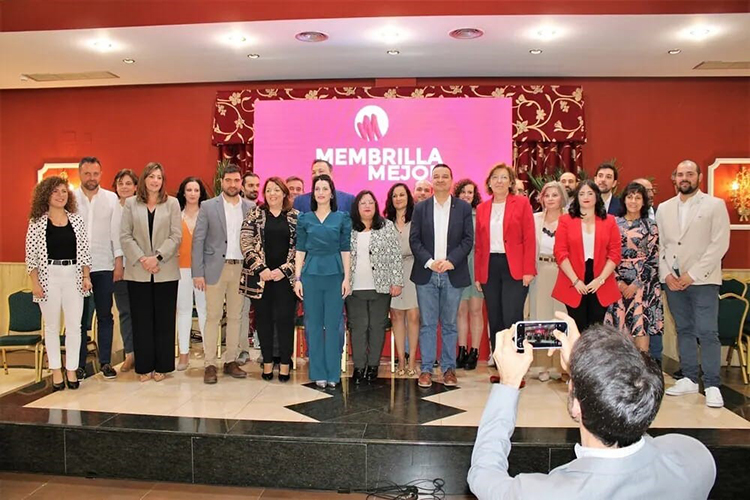 Elena Moraleda presenta a los integrantes de su candidatura, acompañada del Consejero de Agricultura y de “El galán de la Membrilla”