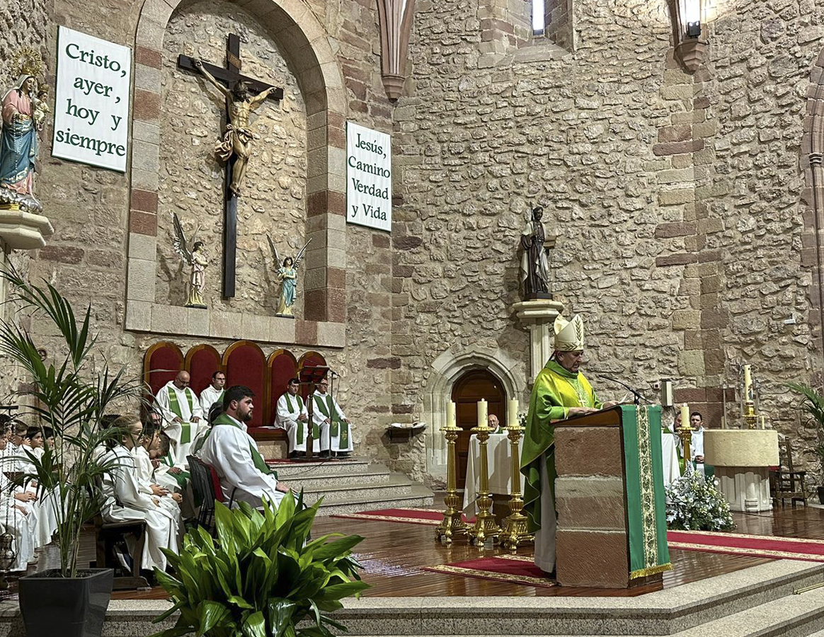 El obispo preside la toma de posesión del nuevo párroco de Membrilla