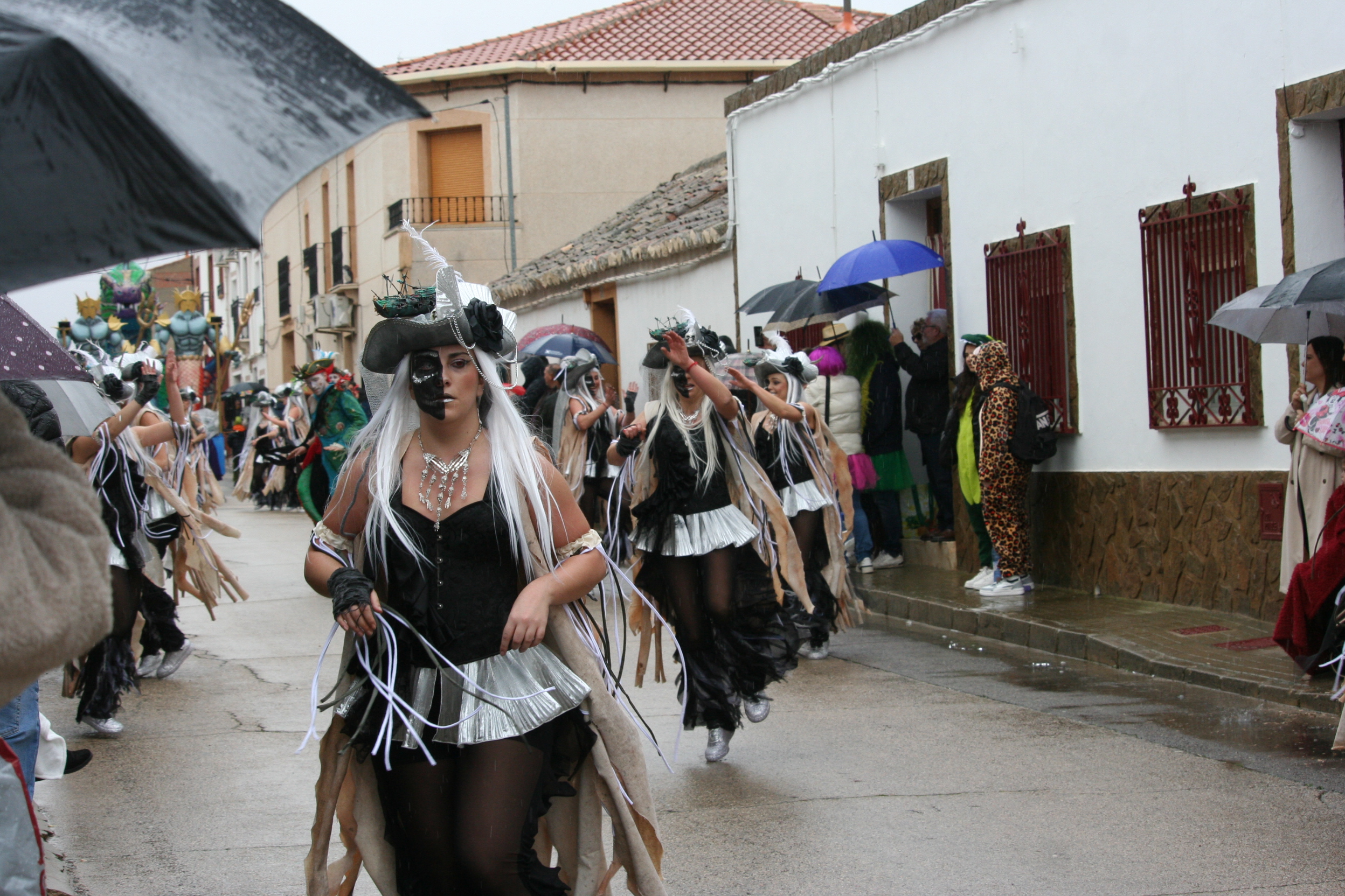 Espectáculo de pundonor y amor al Carnaval en un desfile de carrozas y comparsas celebrado bajo una intensa lluvia