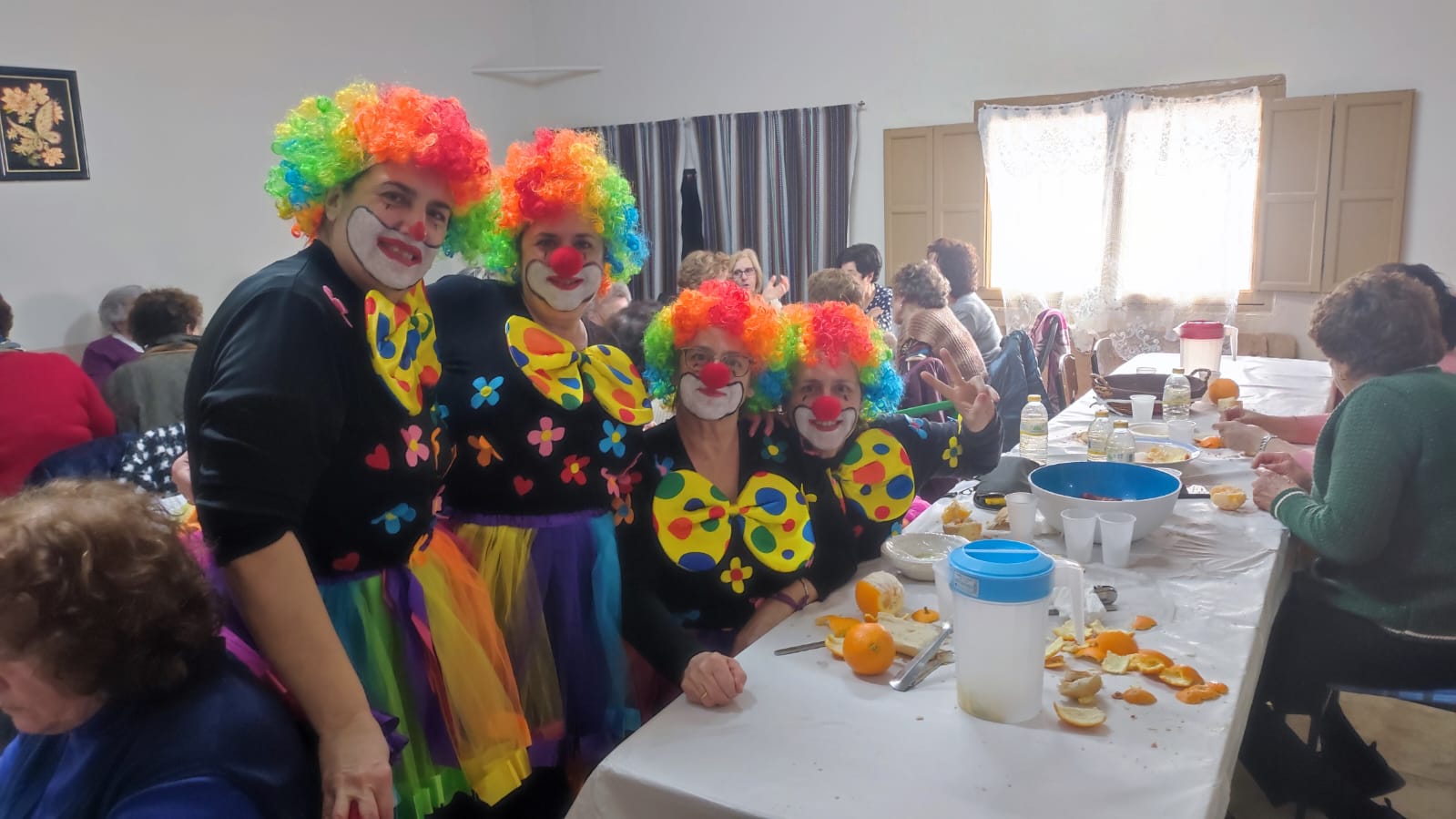 Las Amas de Casa continúan manteniendo la tradición de las gachas blancas del Jueves de Comadres