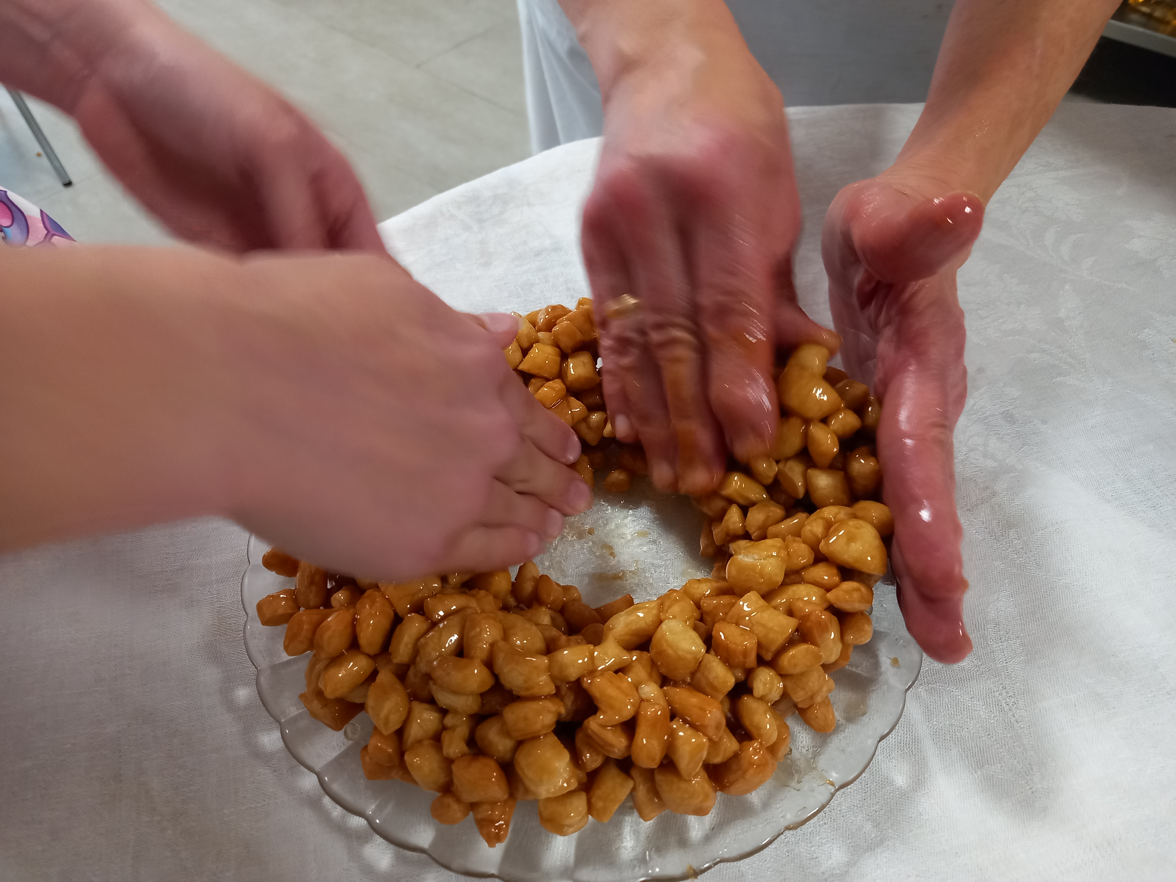 Los niños y niñas de Membrilla aprenden a elaborar los dulces típicos de Semana Santa con María Jesús Menchén