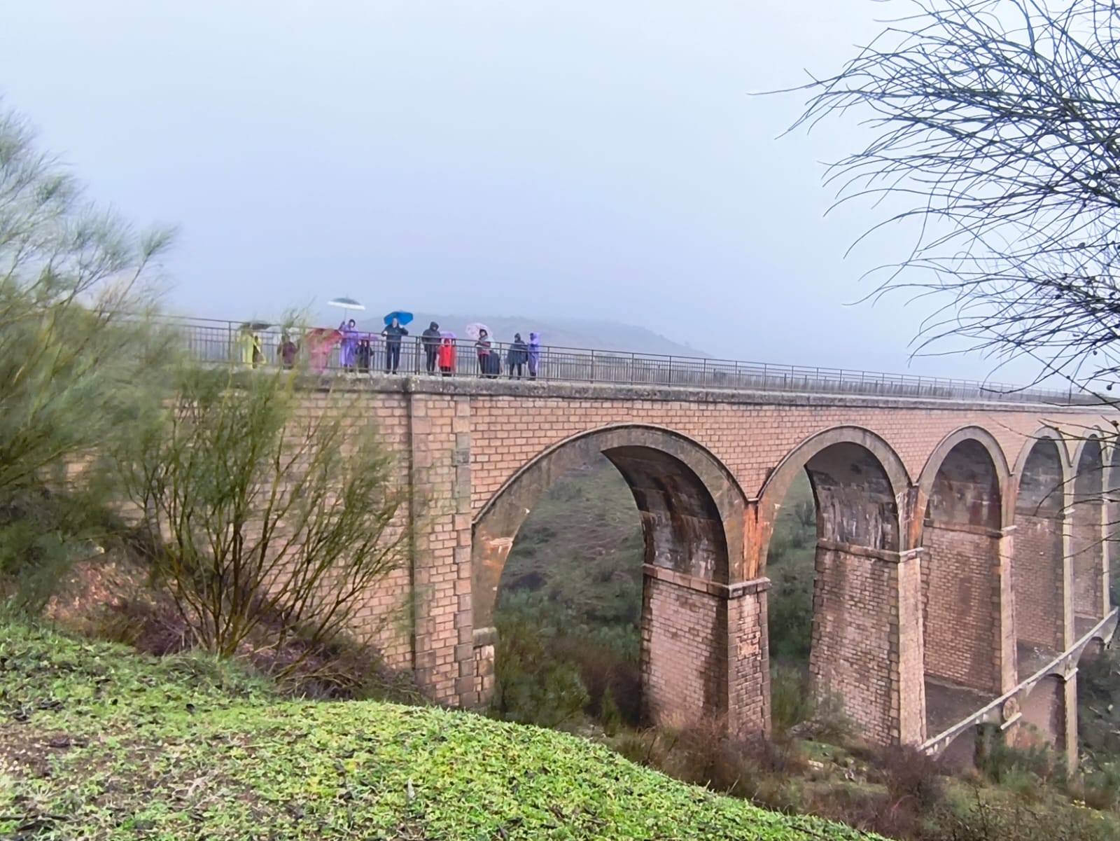 La lluvia acompaña a las Amas de Casa en su ruta por El Horcajo-Santuario de Cortes  