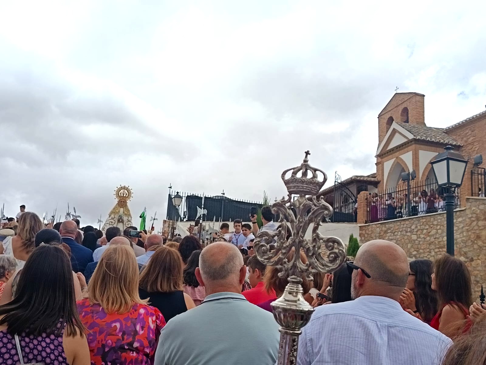 La lluvia acompaña a la Patrona en su emotiva Subida a la ermita del Lunes de Desposorios