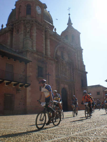 En la plaza de San Carlos del Valle.-Marivi